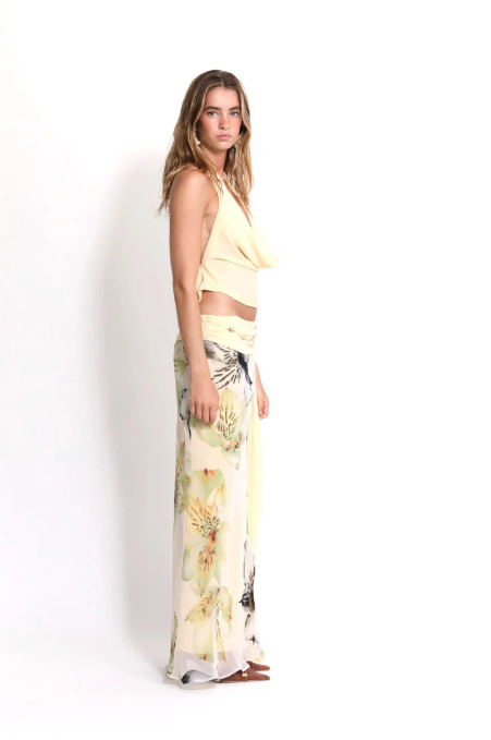 Solana Halter Drapeli Üst & Çiçekli Maxi Etek Takımı – Pastel Sarı